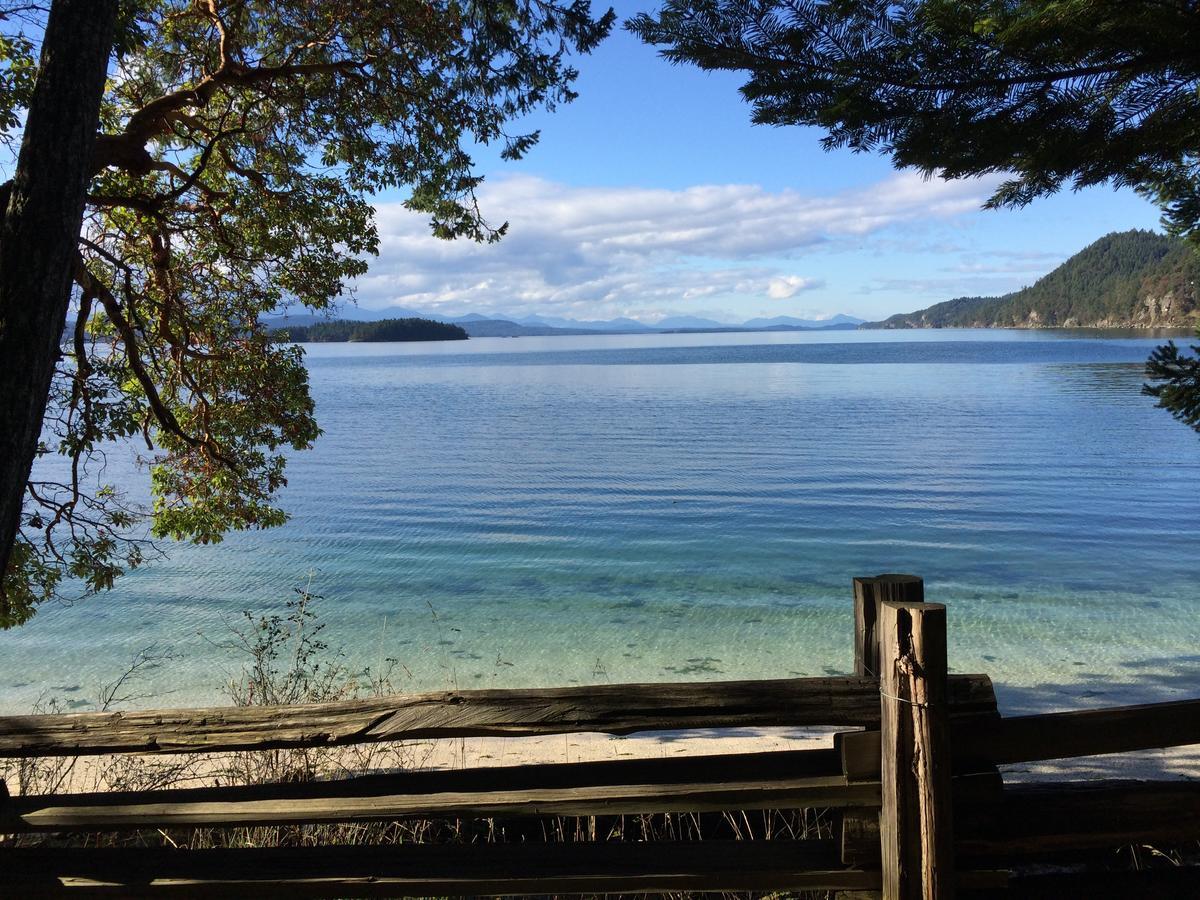 Sticks And Stones Cottage-Arbutus Grove Montague Harbour Bagian luar foto